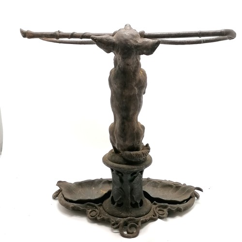 5 - Coalbrookdale antique cast iron stick stand in the form of a dog with whip in mouth - detachable 'le... 