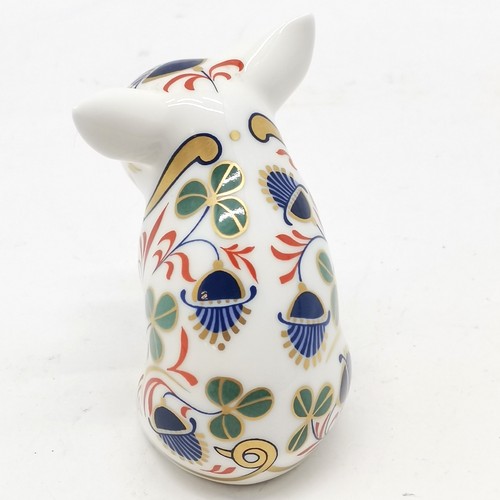 73 - Royal Crown Derby sitting piglet paperweight - no obvious signs of damage - 6cm high