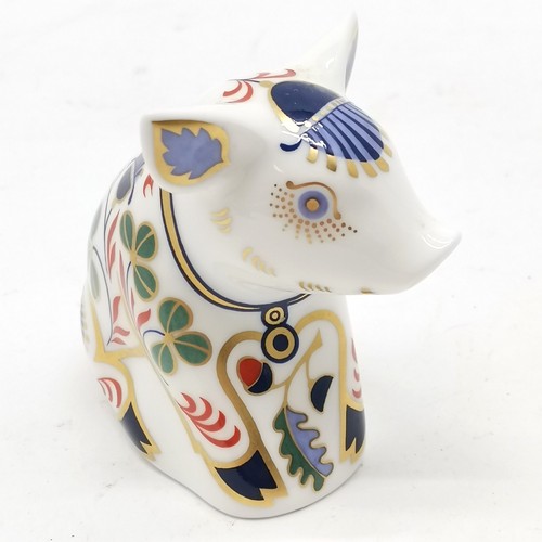 73 - Royal Crown Derby sitting piglet paperweight - no obvious signs of damage - 6cm high