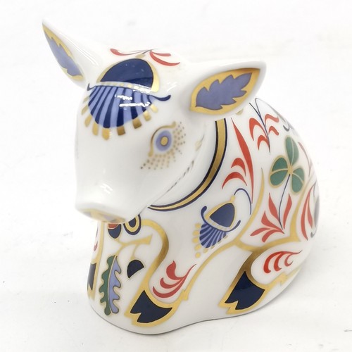 73 - Royal Crown Derby sitting piglet paperweight - no obvious signs of damage - 6cm high