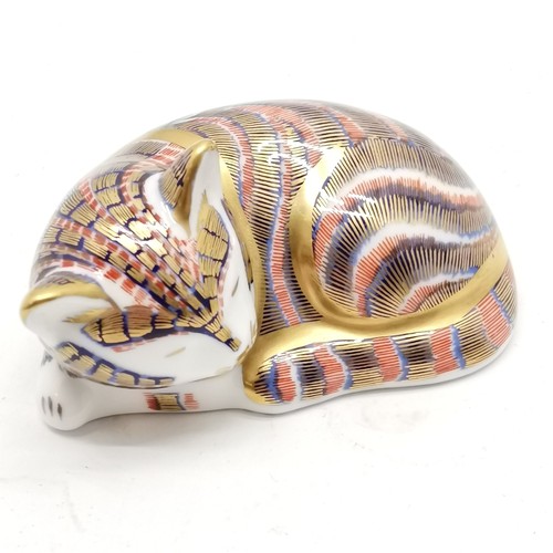 75 - Royal Crown Derby sleeping kitten paperweight - no obvious signs of damage - 7cm across