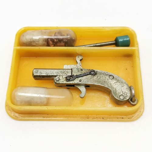 141 - Cased original Berloque-Pistölchen miniature pinfire pistol with original ramrod & caps - plastic ca... 