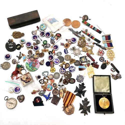 157 - Qty of medals / militaria / badges inc Victory medal (2 Lieut F H L Whish), Dunkirk medal, enamel ba... 