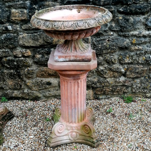 35 - Pair of fluted pedestal urns on Corinthian columns in 2 parts- In good used condition - 58cm diamete... 