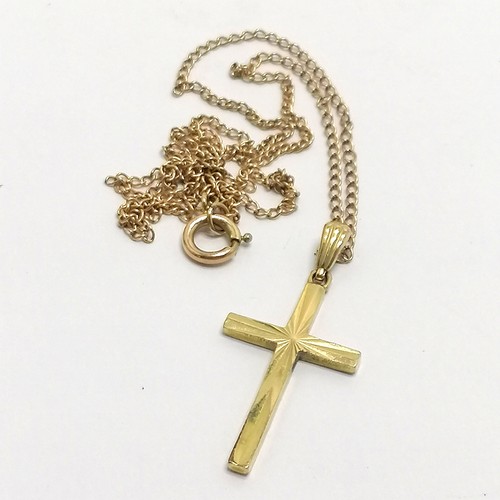 512 - 9ct hallmarked gold cross with bright cut detail on an unmarked gold chain 40cm,  3.6g - the chain h... 