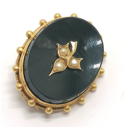 516 - Antique 15ct marked gold brooch set with seed pearl - 3cm across & 8.2g total weight