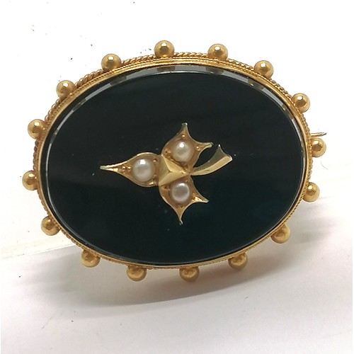 516 - Antique 15ct marked gold brooch set with seed pearl - 3cm across & 8.2g total weight