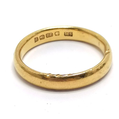 527 - Antique 22ct hallmarked gold band ring - size O & 4.9g