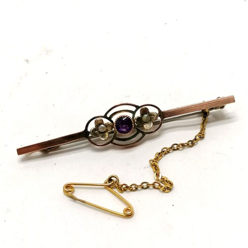 532 - Antique 9ct marked gold bar brooch set with amethyst & pearl (5.2cm & 2.8g total weight - has metal ... 