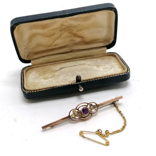 532 - Antique 9ct marked gold bar brooch set with amethyst & pearl (5.2cm & 2.8g total weight - has metal ... 