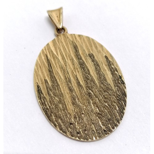 551 - 9ct hallmarked gold bark effect pendant - 3.5cm drop & 5g