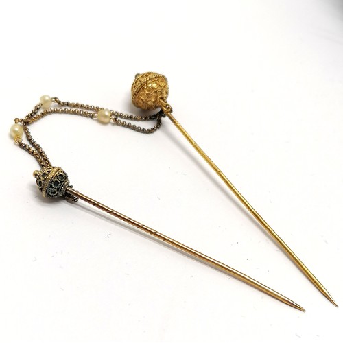 556 - Antique unmarked high carat gold double pin with seed pearl detail in original L Pallotti (Venezia) ... 