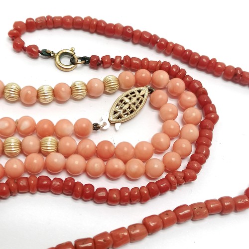 557 - 2 strands of coral beads (1 with 14ct gold clasp & bead detail & is 40cm long)