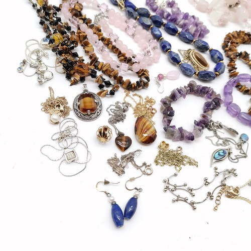 567 - Qty of costume jewellery inc hardstone beads necklaces (inc tigers eye, amethyst, rose quartz, lapis... 