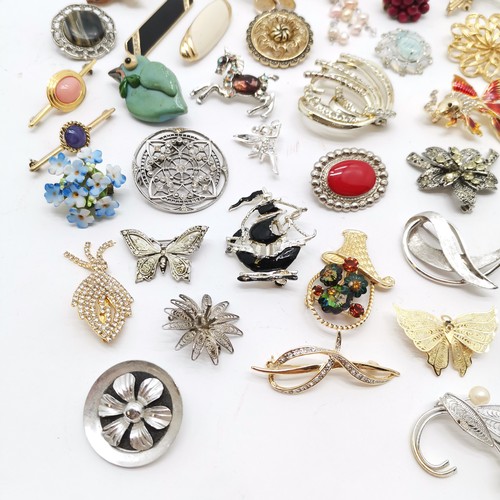 571 - Qty of costume brooches & scarf rings inc enamel ship, fish, bird etc - SOLD ON BEHALF OF THE NEW BR... 