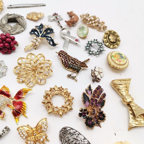 571 - Qty of costume brooches & scarf rings inc enamel ship, fish, bird etc - SOLD ON BEHALF OF THE NEW BR... 