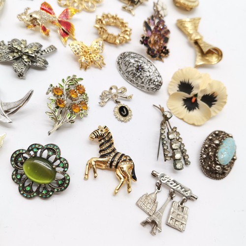 571 - Qty of costume brooches & scarf rings inc enamel ship, fish, bird etc - SOLD ON BEHALF OF THE NEW BR... 