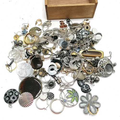 574 - Large qty of mostly costume earrings inc clip-on etc - some odd - SOLD ON BEHALF OF THE NEW BREAST C... 