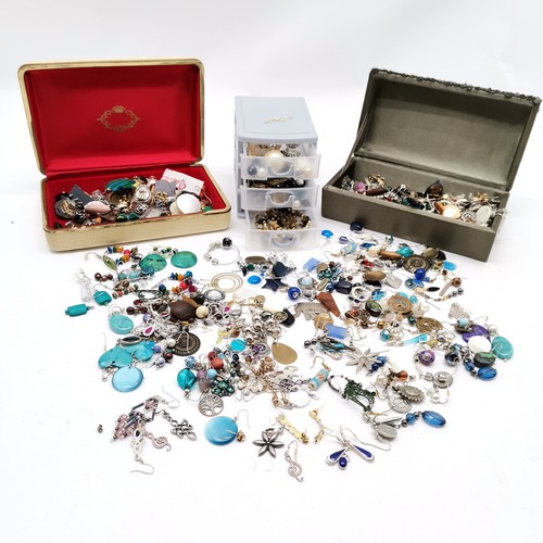 575 - Large qty of costume earrings inc some silver - SOLD ON BEHALF OF THE NEW BREAST CANCER UNIT APPEAL ... 