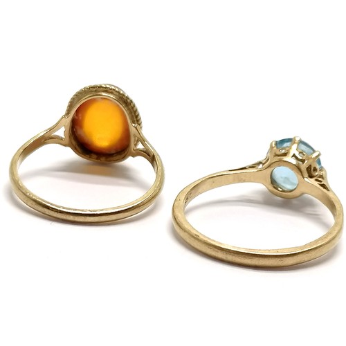 585 - 2 x 9ct gold rings (1 hallmarked, 1 marked) amber (size L) & blue stone (size N) - 3.3g total weight... 