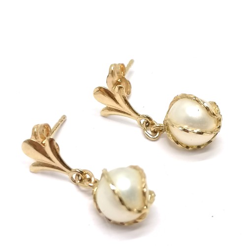 592 - 14ct marked gold glass eye pendant t/w pair of 14ct marked gold pearl drop earrings (1.5cm drop) - t... 