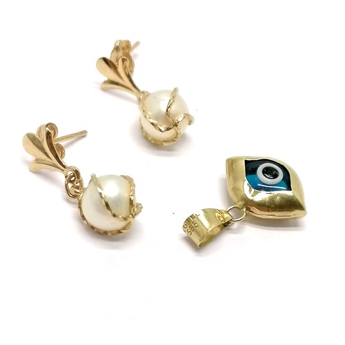 592 - 14ct marked gold glass eye pendant t/w pair of 14ct marked gold pearl drop earrings (1.5cm drop) - t... 