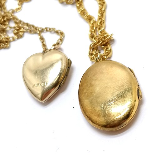 605 - 9ct hallmarked gold heart shaped locket with flower detail (2g total weight) t/w 2 x 9ct front & bac... 