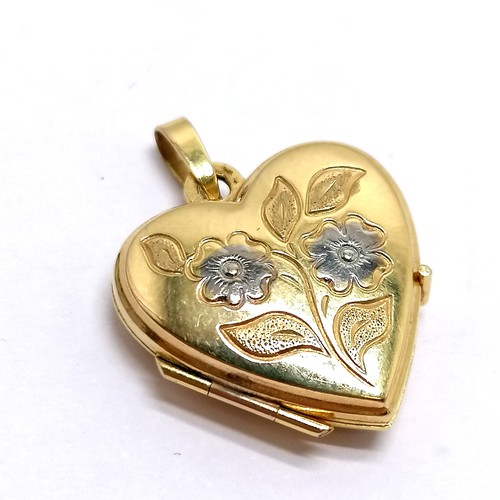 605 - 9ct hallmarked gold heart shaped locket with flower detail (2g total weight) t/w 2 x 9ct front & bac... 