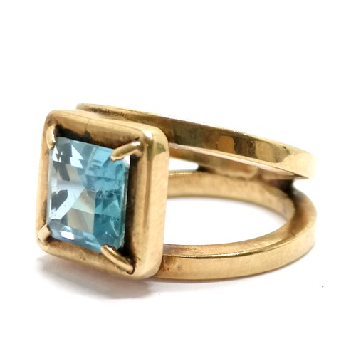 610 - 9ct hallmarked gold aquamarine stone set ring with split shoulders by AJF - size M½ & 10g total weig... 