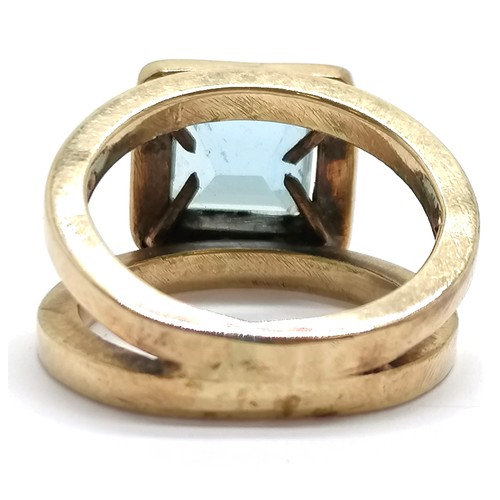 610 - 9ct hallmarked gold aquamarine stone set ring with split shoulders by AJF - size M½ & 10g total weig... 