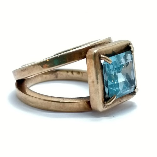 610 - 9ct hallmarked gold aquamarine stone set ring with split shoulders by AJF - size M½ & 10g total weig... 