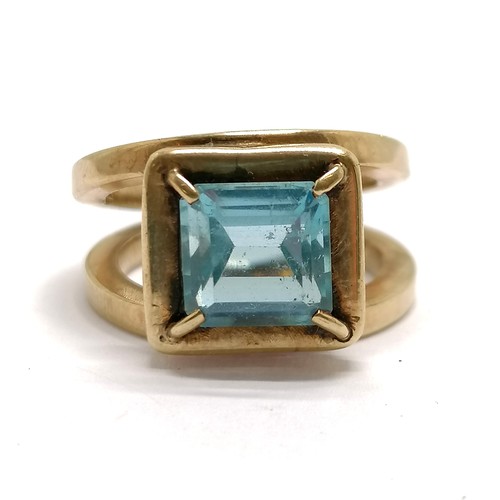 610 - 9ct hallmarked gold aquamarine stone set ring with split shoulders by AJF - size M½ & 10g total weig... 