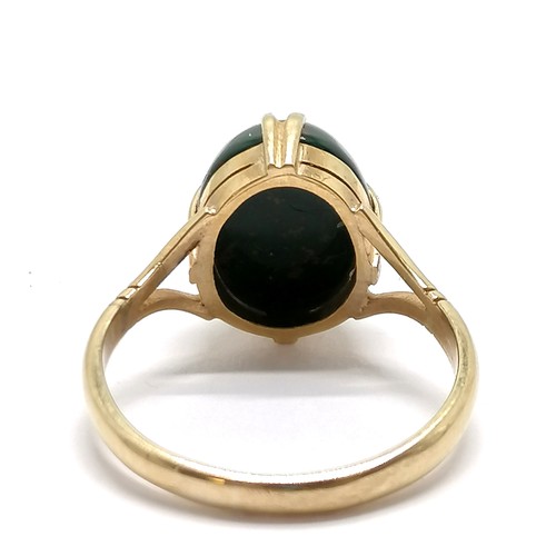 616 - 9ct hallmarked gold cabochon bloodstone set ring - size P½ & 3.4g total weight