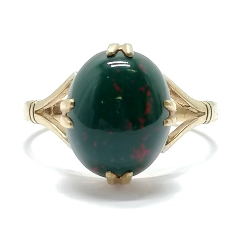 616 - 9ct hallmarked gold cabochon bloodstone set ring - size P½ & 3.4g total weight