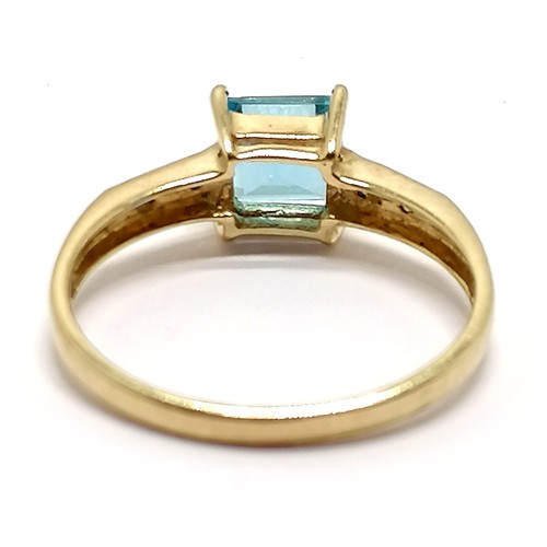 628 - 9ct hallmarked gold ring set with blue topaz & diamond set shoulders - size Q & 2.1g