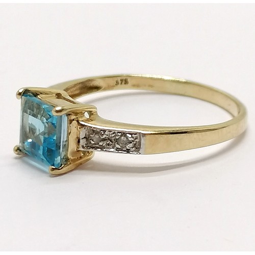 628 - 9ct hallmarked gold ring set with blue topaz & diamond set shoulders - size Q & 2.1g