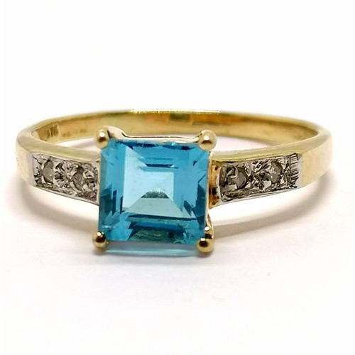 628 - 9ct hallmarked gold ring set with blue topaz & diamond set shoulders - size Q & 2.1g