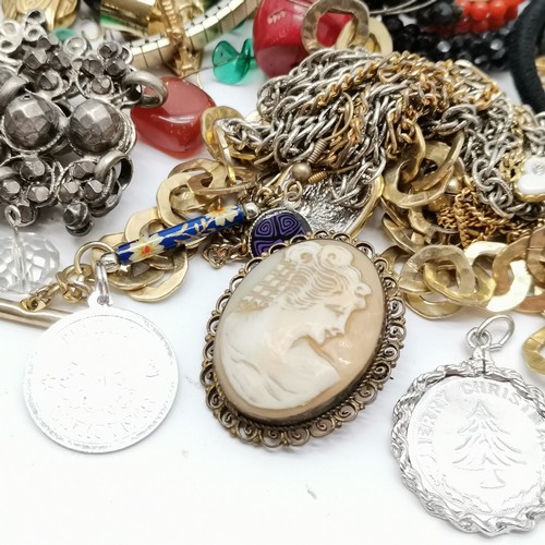 633 - Qty of vintage jewellery inc antique cameo, amber beads, 1887 coin pendant, silver pendants etc