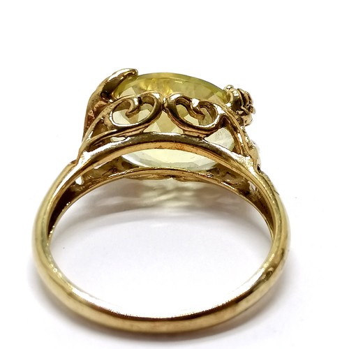 642 - 9ct hallmarked gold peridot ring with rose detail to claws / mount - size N & 3.1g total weight