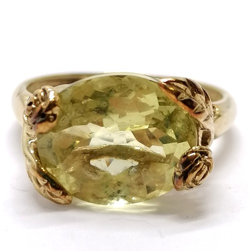 642 - 9ct hallmarked gold peridot ring with rose detail to claws / mount - size N & 3.1g total weight