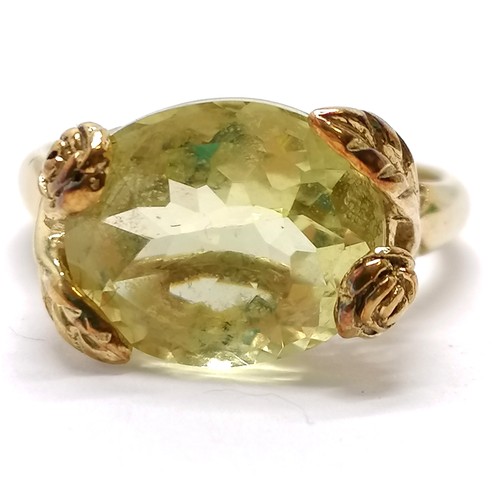 642 - 9ct hallmarked gold peridot ring with rose detail to claws / mount - size N & 3.1g total weight