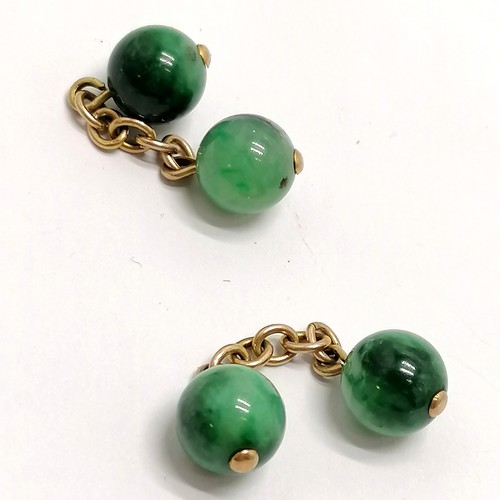 652 - Antique pair of jade ball cufflinks with unmarked gold chain links - total weight 8g