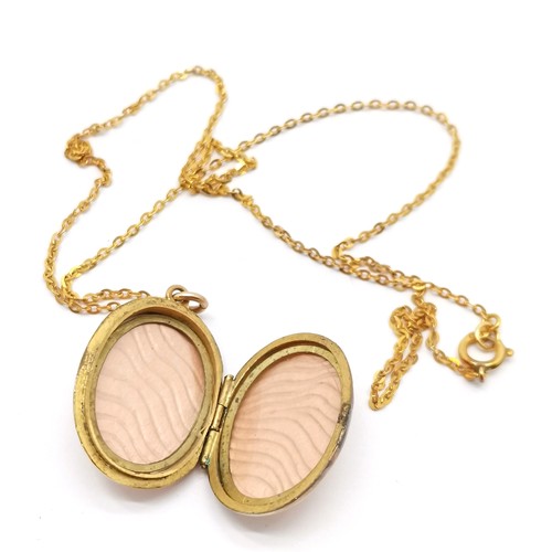 655 - 9ct back & front oval pendant locket on a 9ct marked gold 38cm chain - total weight (lot) 4.5g ~ loc... 