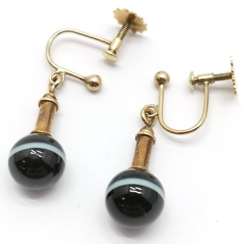 672 - Antique pair of 9ct marked gold screwback banded agate drop earrings - 2.5cm drop & 2.8g total weigh... 