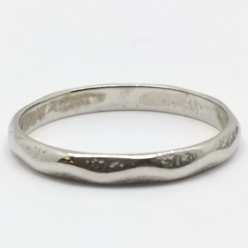 674 - Platinum band ring - size M½ & 2.7g