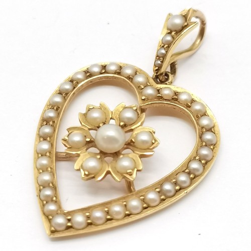 677 - Antique unmarked (touch tests as 15ct or higher) gold heart shaped pendant set with pearl - 3cm drop... 