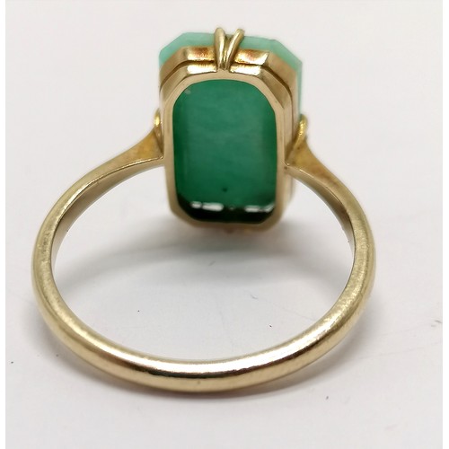 697 - Antique 9ct marked gold green stone set ring - size O½ & 2.7g total weight in an antique box