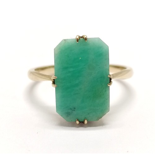 697 - Antique 9ct marked gold green stone set ring - size O½ & 2.7g total weight in an antique box