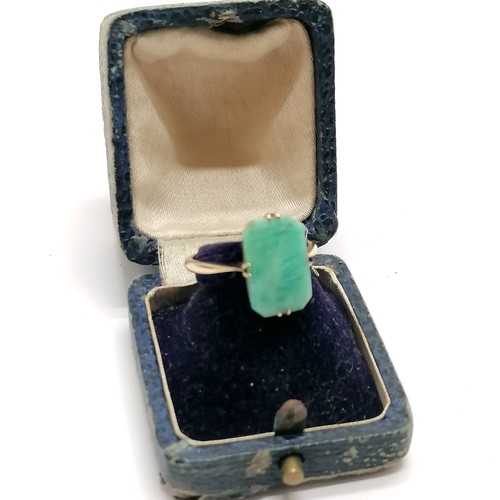 697 - Antique 9ct marked gold green stone set ring - size O½ & 2.7g total weight in an antique box