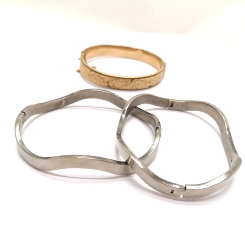 704 - 2 x 925 marked bangles t/w 9ct gold metal core bangle with engraved detail to front (slight dents) -... 